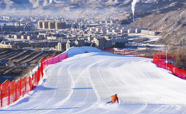 What are the technical features of the oil-free air compressors used in the Beijing Winter Olympics, and how do they improve operating efficiency?